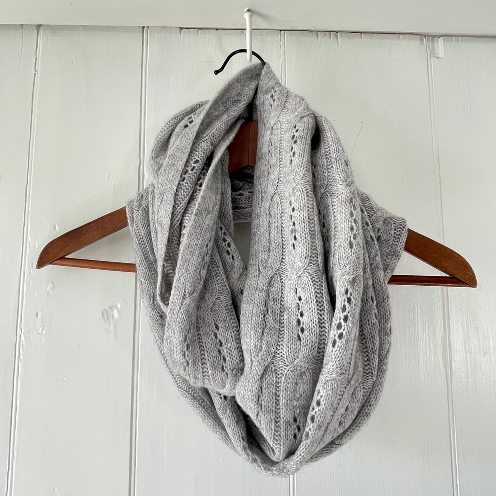 Celeste Women Gray Cable Knit Infinity Loop Scarf Soft Wool Cashmere Blend EUC - Picture 3 of 5